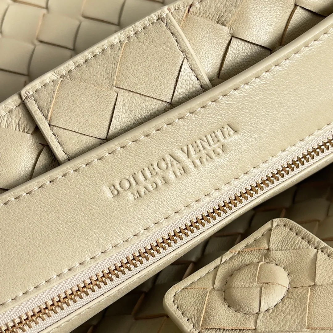 The 2023 new Andiamo batch of 2260 BV has been shipped‼ ️Really popular🔥The new Andiamo woven handbag launched by Bottega Veneta this season is really popular all over the world! ! Celebrities at home and abroad have worn it, and Oscar-winning actress Michelle Yeoh has taken it out on the street. Song Jia, Trai Yara, Yu Feihong, Sanji Ayaka, Rosie Hunting-Whiteley, Yoshioka Riho, etc. have all picked up this bag. It is classic and versatile, showing off its temperament, and the bag capacity is also large, which is very convenient for daily commuting! ! A variety of carrying methods, the shoulder straps can be adjusted by yourself, the original lambskin feels soft and delicate, and the unisex style breaks the gender boundaries and brings a more practical and long-lasting use experience. Andiamo, which has both elegant and casual styles, perfectly interprets the true appearance of "fashionable old money style". Style number: 743572 Size: 32*24*12